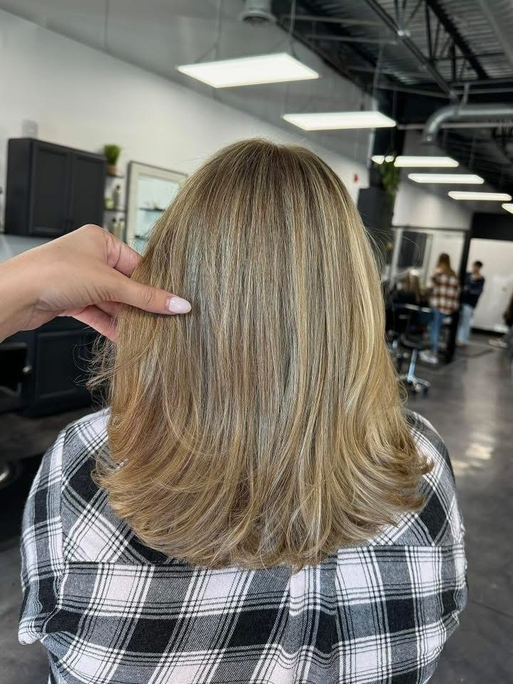 Women's Shampoo / Cut / Style