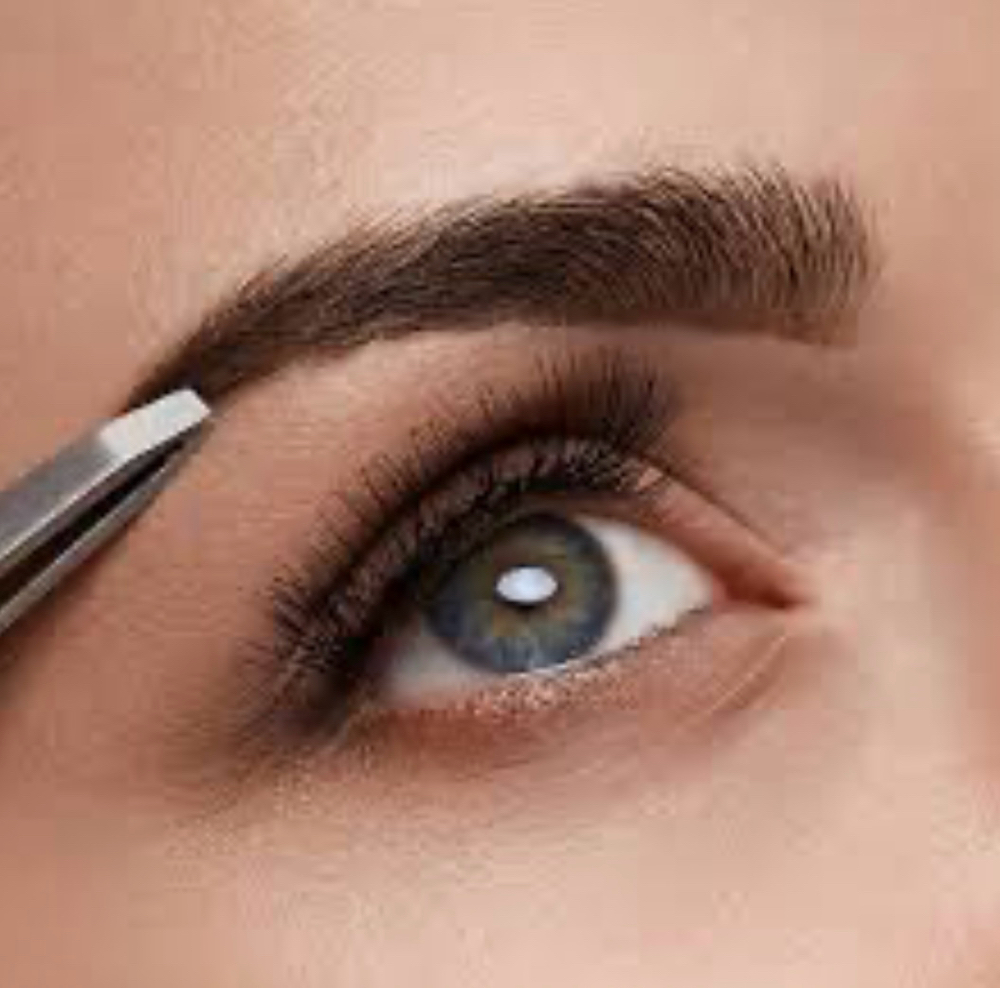 Brow Shaping With Tweeze