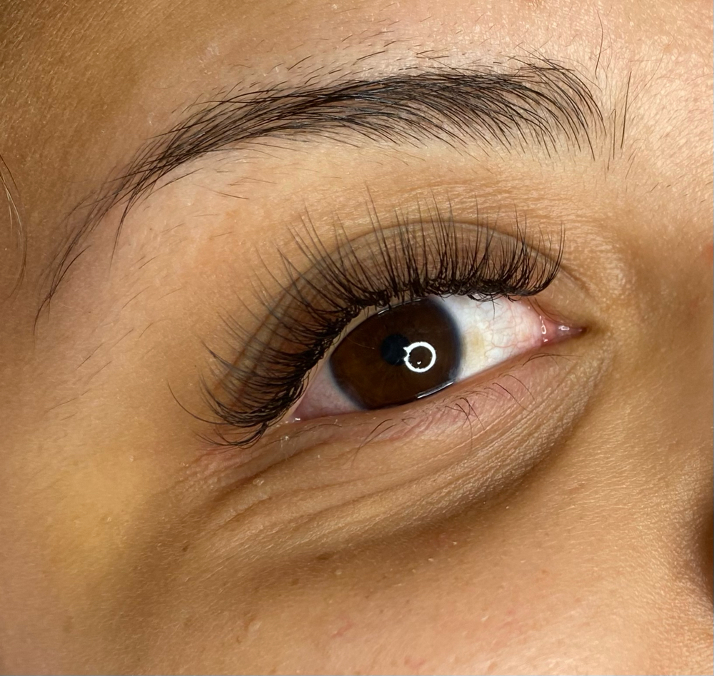 Light Hybrid Lash Extensions