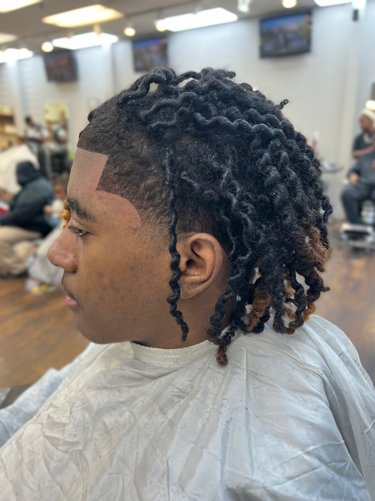 Line Up at Main Attraction Unisex Salon in Phila, PA