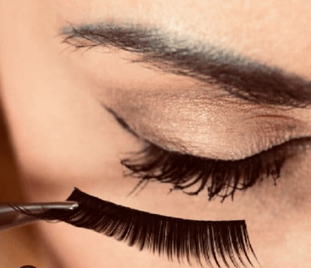 Strip Lashes at Shonte’s Chateau in Creve Coeur, MO
