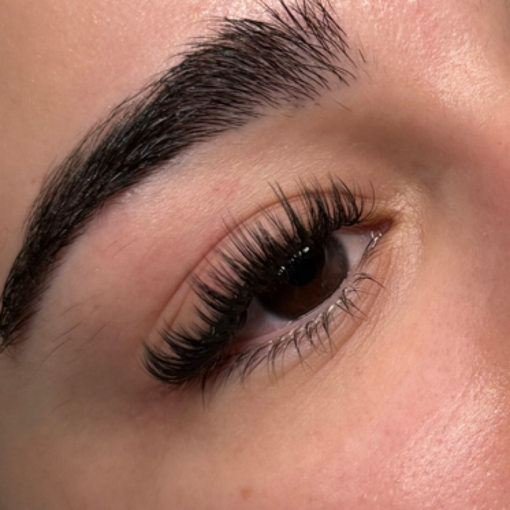 Signature Wispy Full Set at Kwinx Extensions LLC in Milwaukee, WI