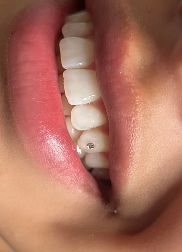 1 Single Swarovski Gem at Av.nue Bar AV Lashes in Peoria, AZ
