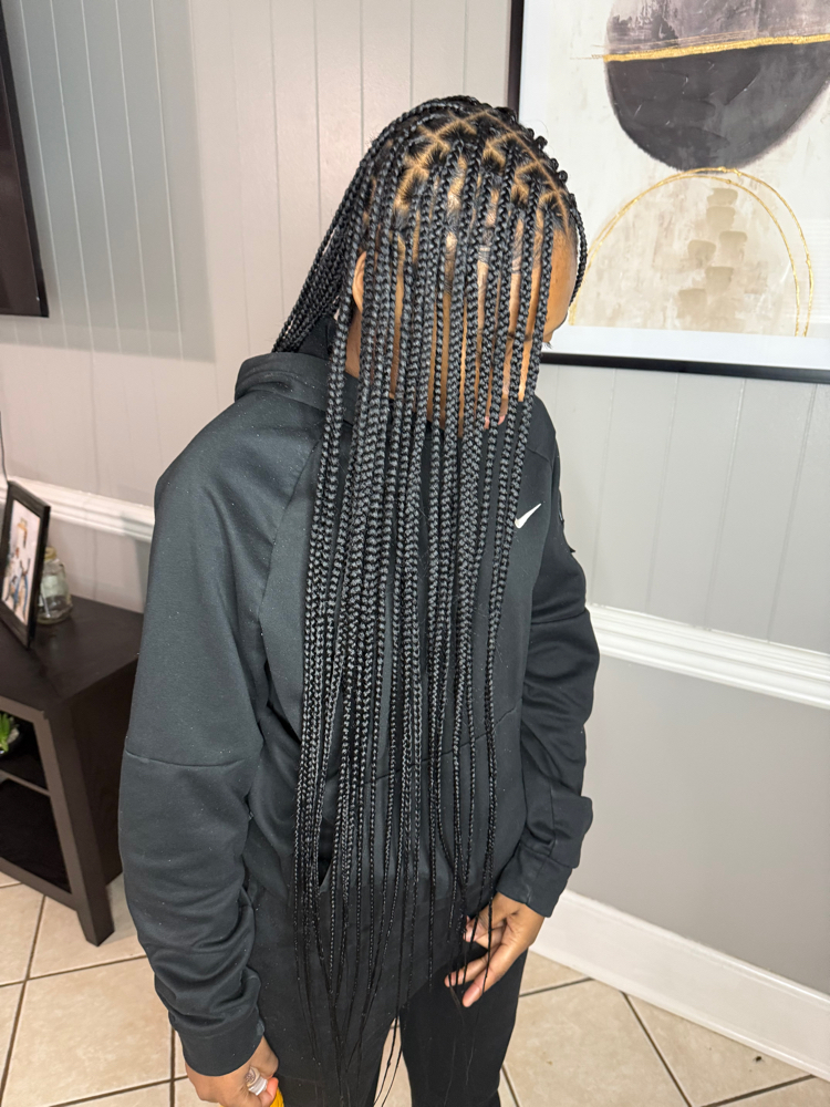 Medium Knotless at Lyric Gifted Hands in Carson, MS