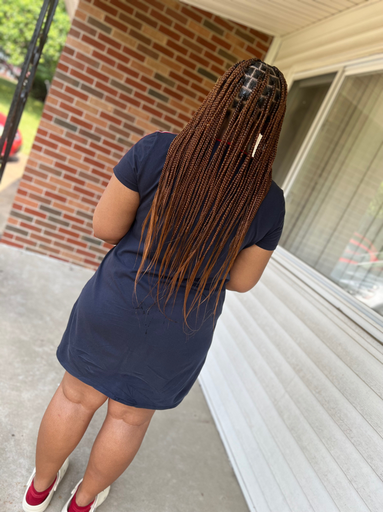 medium knotless braids midback