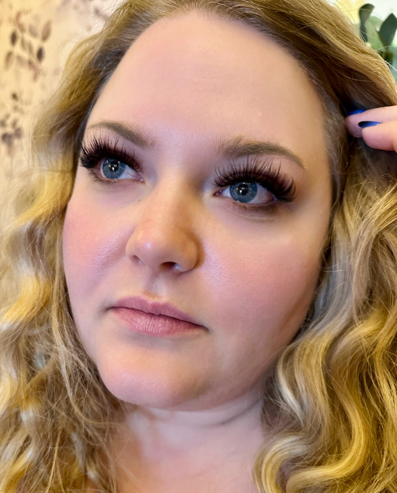 Full Set of Eyelash Extensions