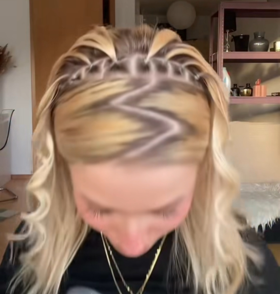 Y2K HALF UP HAIRSTYLE