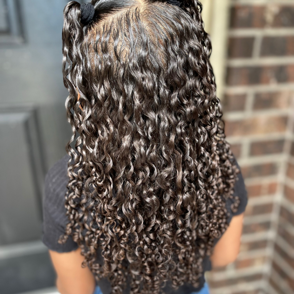 Little Girls Curly Cut at 𝐌𝐚𝐤𝐞𝐧𝐳𝐢𝐞 | 𝐇𝐚𝐢𝐫𝐬𝐭𝐲𝐥𝐢𝐬𝐭 & 𝐌𝐔𝐀 in Baytown, TX