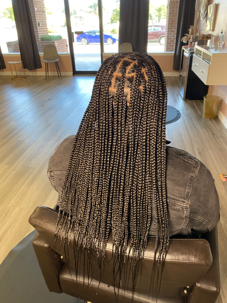 Medium Knotless (Mid Back)