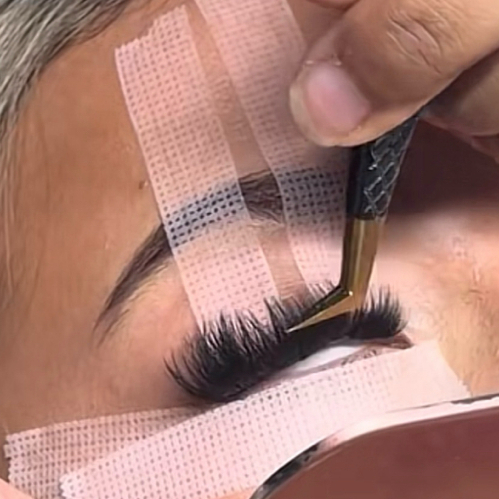 Eye Lash Cluster at Plump Baddie in Springfield, OR