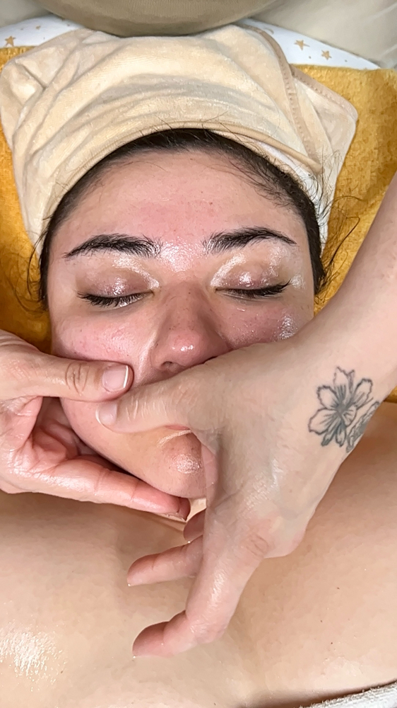 Facial Massage + Lymphatictic Drain