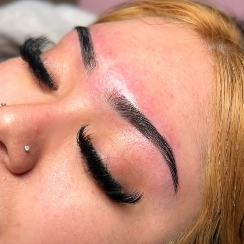 Brow Tweeze at Hello Beautyyy in Shawnee, KS