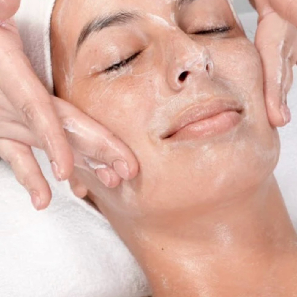 Facial De Hidratación & Glow at Carmen’s Beauty and Skincare in Fellsmere, FL