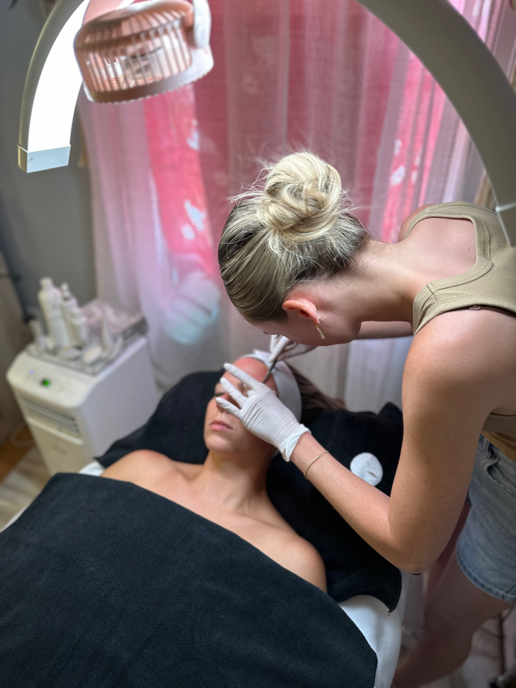 The Bare + Perfect (Dermaplane)