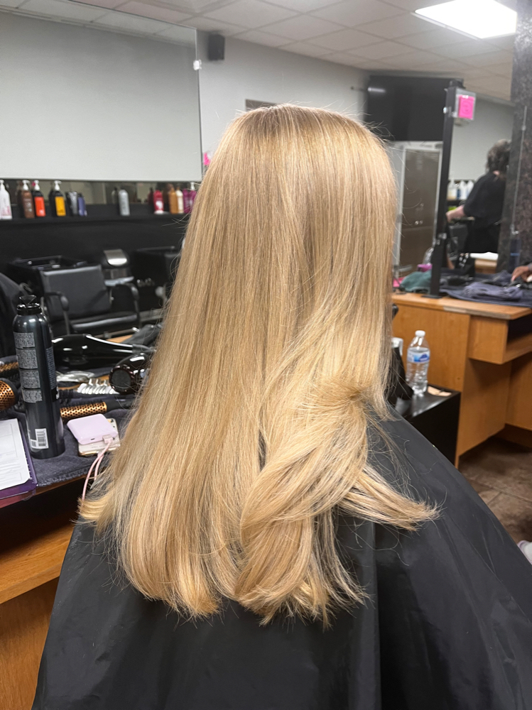 Full Head Of Lightener at Malayzian Stylez in Hammond, IN