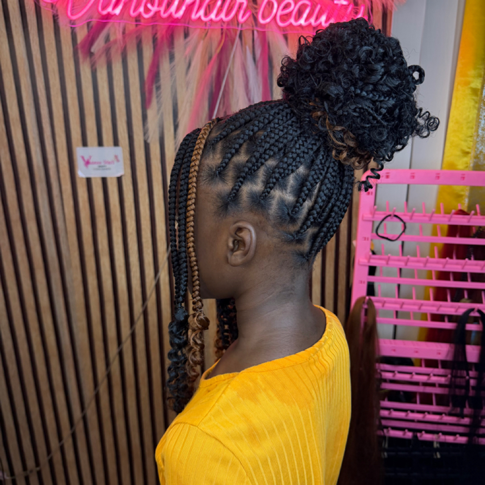 Small Med at Vanouhair beauty in Philadelfia, PA
