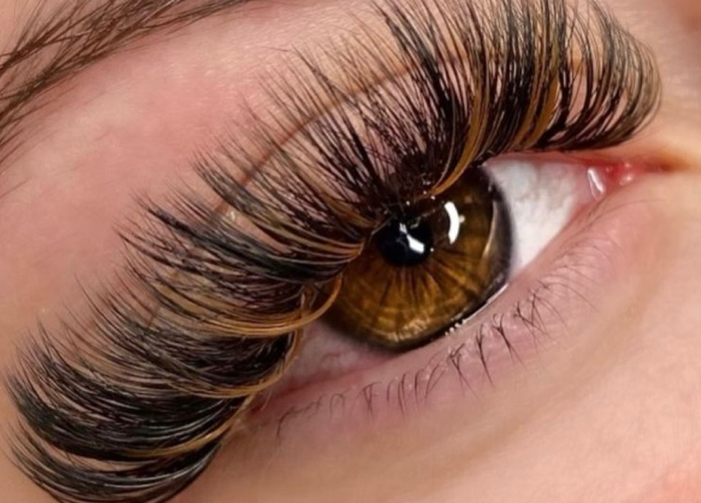 Fall Inspired Lash Set—Model