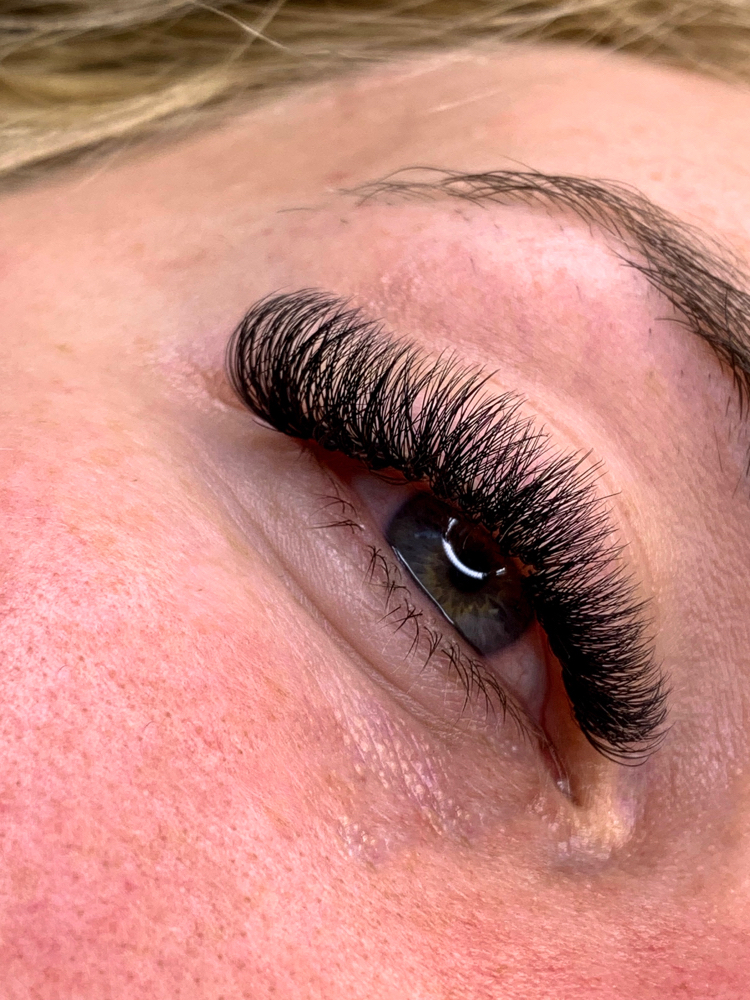 Leah UV Lash