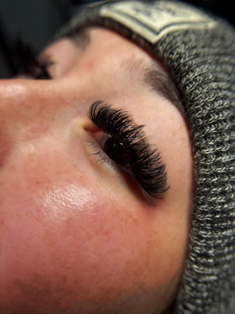 Volume / Mega Lash Extensions