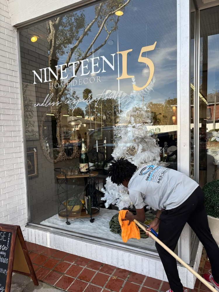 (1) Window Cleaning at Gray’s Glow’N Cleaning Company