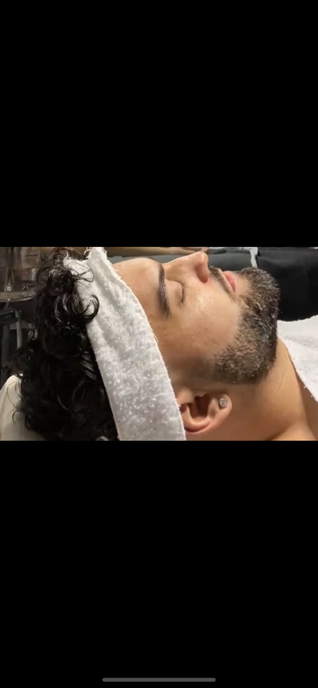 MEN’S SIGNATURE GLOW FACIAL