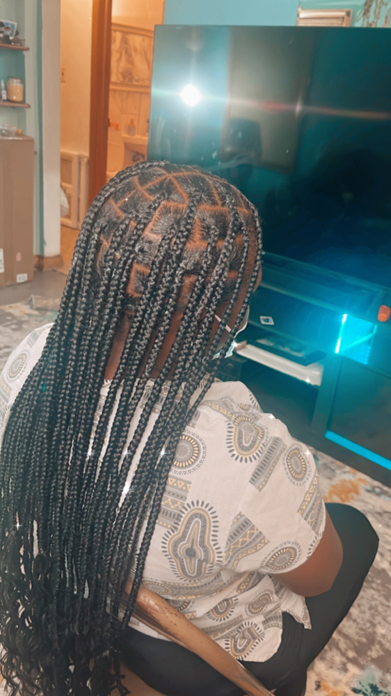 Medium Knotless Hair included