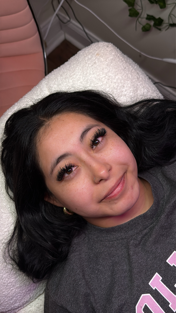 Hybrid Full Lash Set at The Lash Lounge in Johnson City, TN