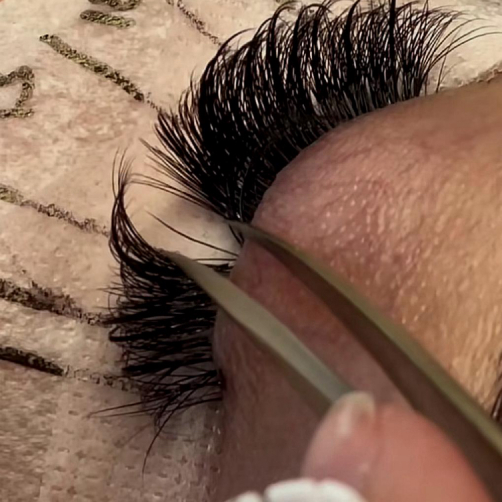 CASHMERE LASHES - REFILL at Dazzling Lash Beauty Bar in New York, NY