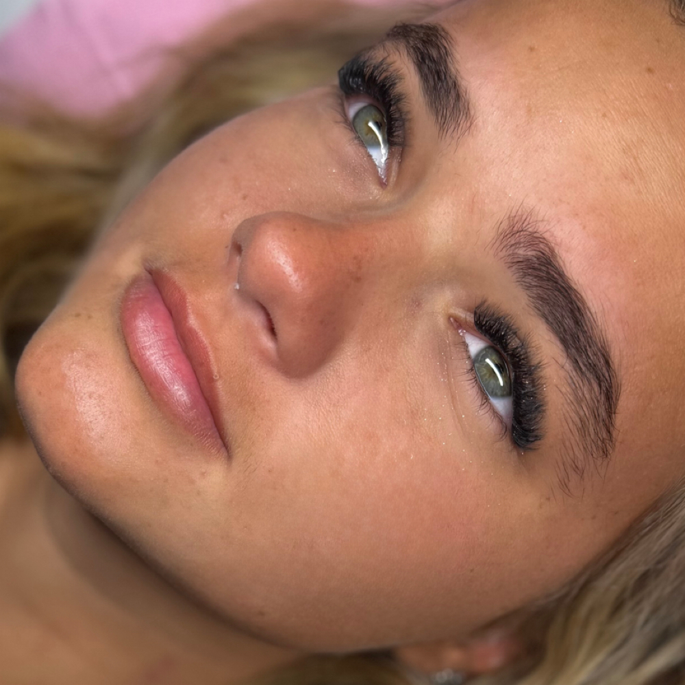 Cluster Lash Set at Maurika Beauty in Jacksonville, FL