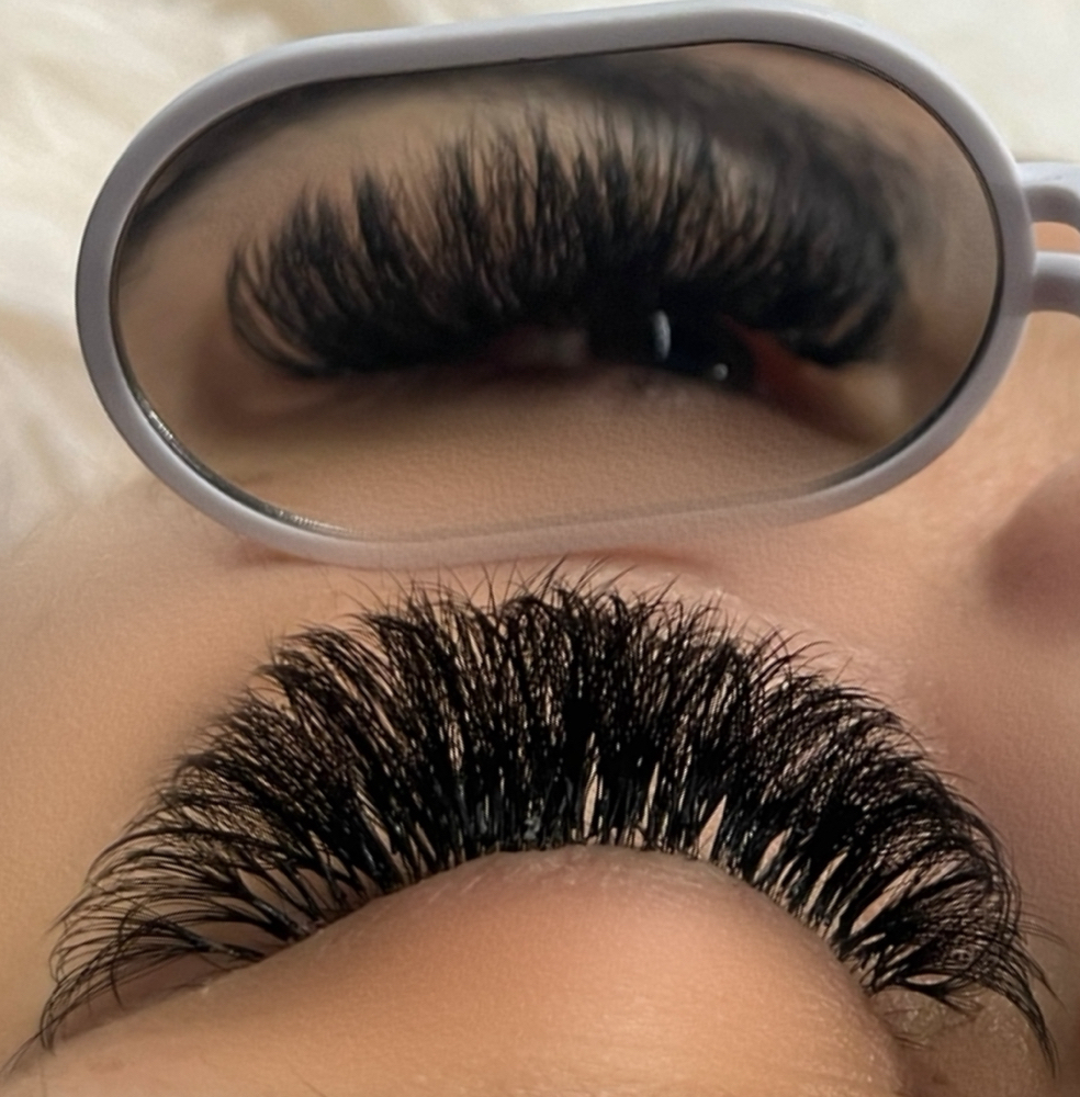 Lash extensions (mega volume)