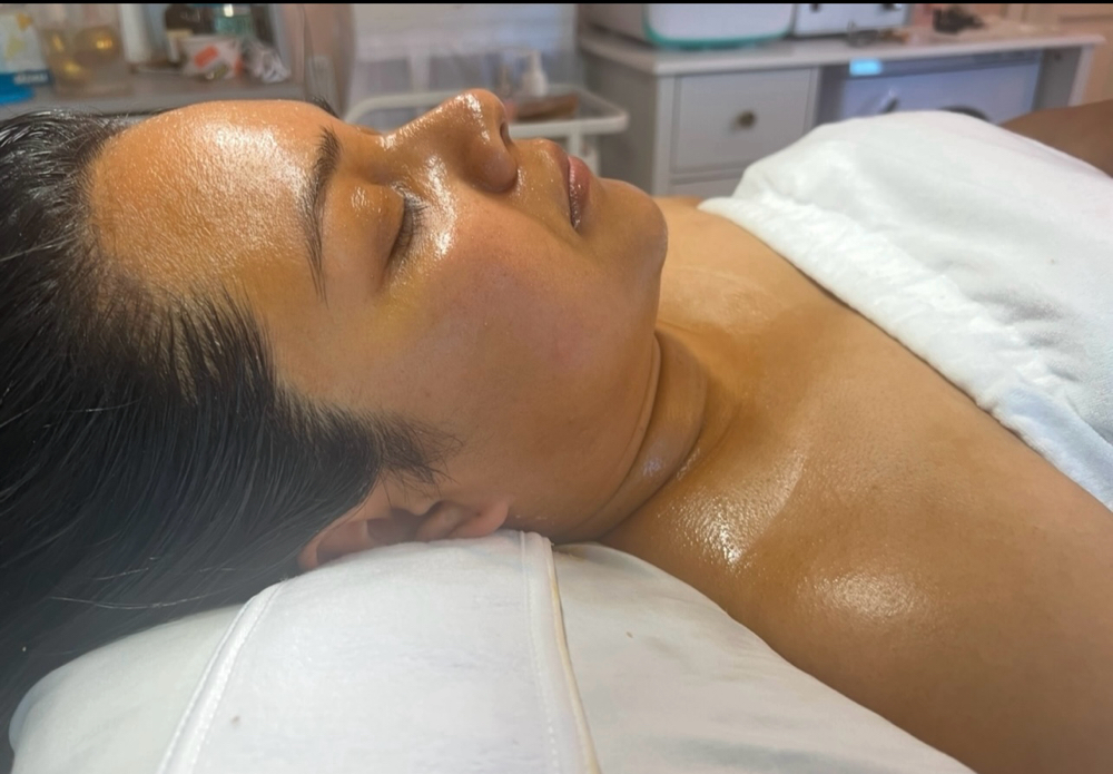 EXPRESS GLOWY FACIAL