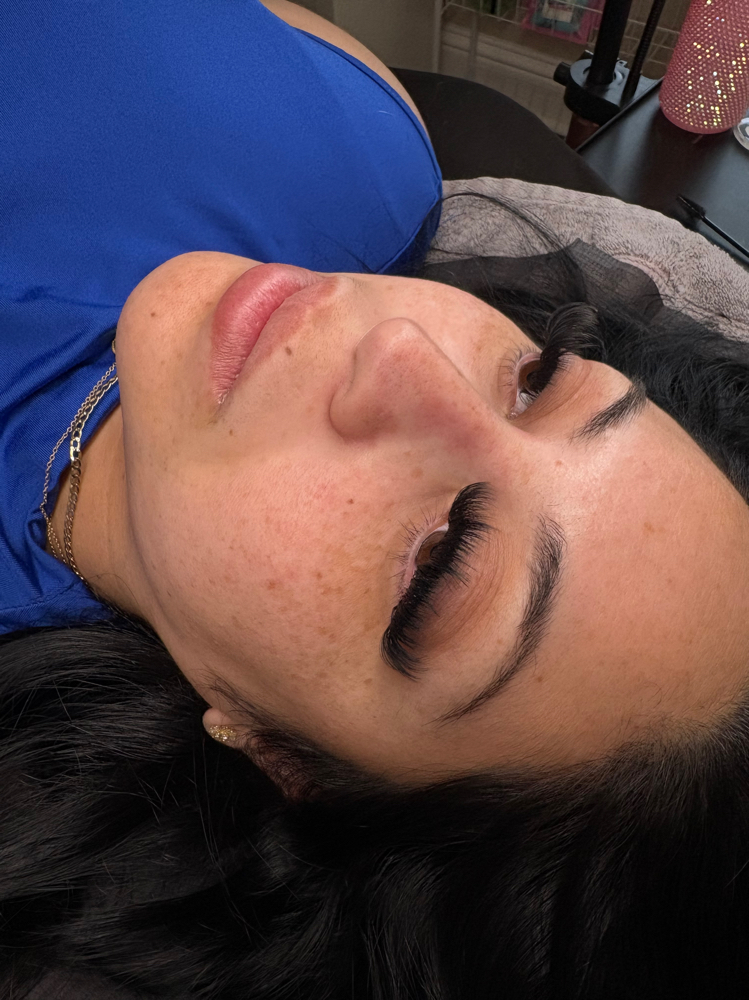Mega Volume Full Set at Dream Doll Lashes LLC in Austin, TX