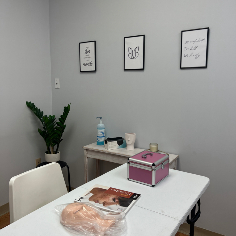 TOUR EYELASH 50H or NAIL 100H at BE BEAUTY in Fairfield, CT
