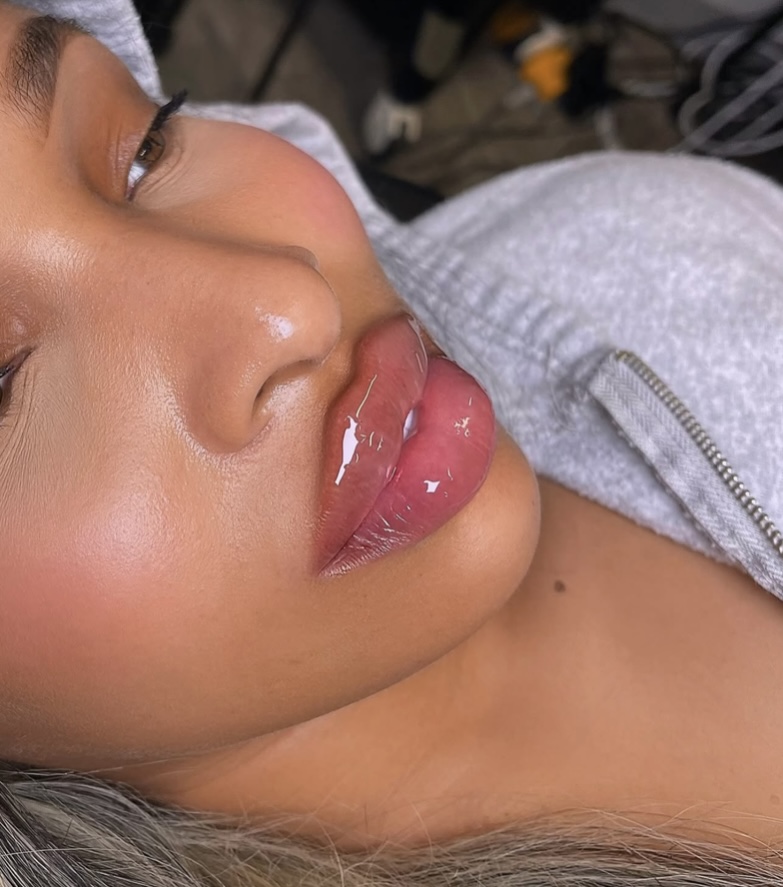 𝑩𝒓𝒂𝒕𝒛 𝑫𝒐𝒍𝒍 𝑳𝒊𝒑𝒔 👄