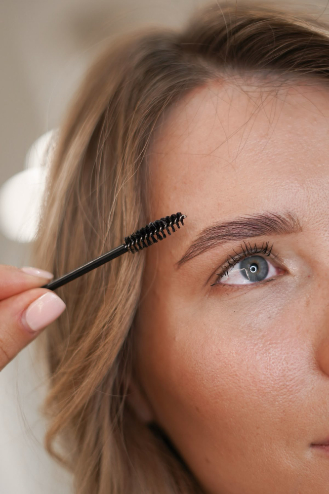 Brow Shaping (Wax/Thread)