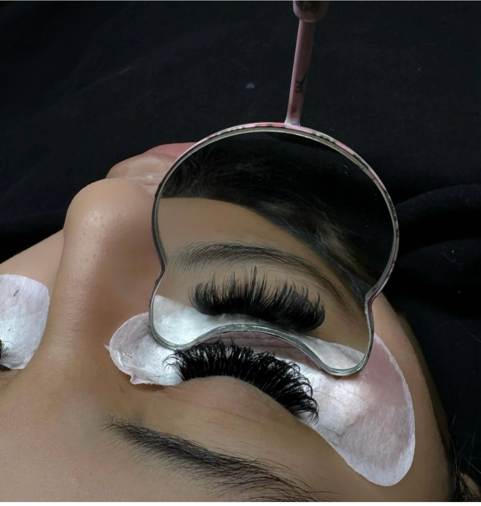 Wispy volume lash extension