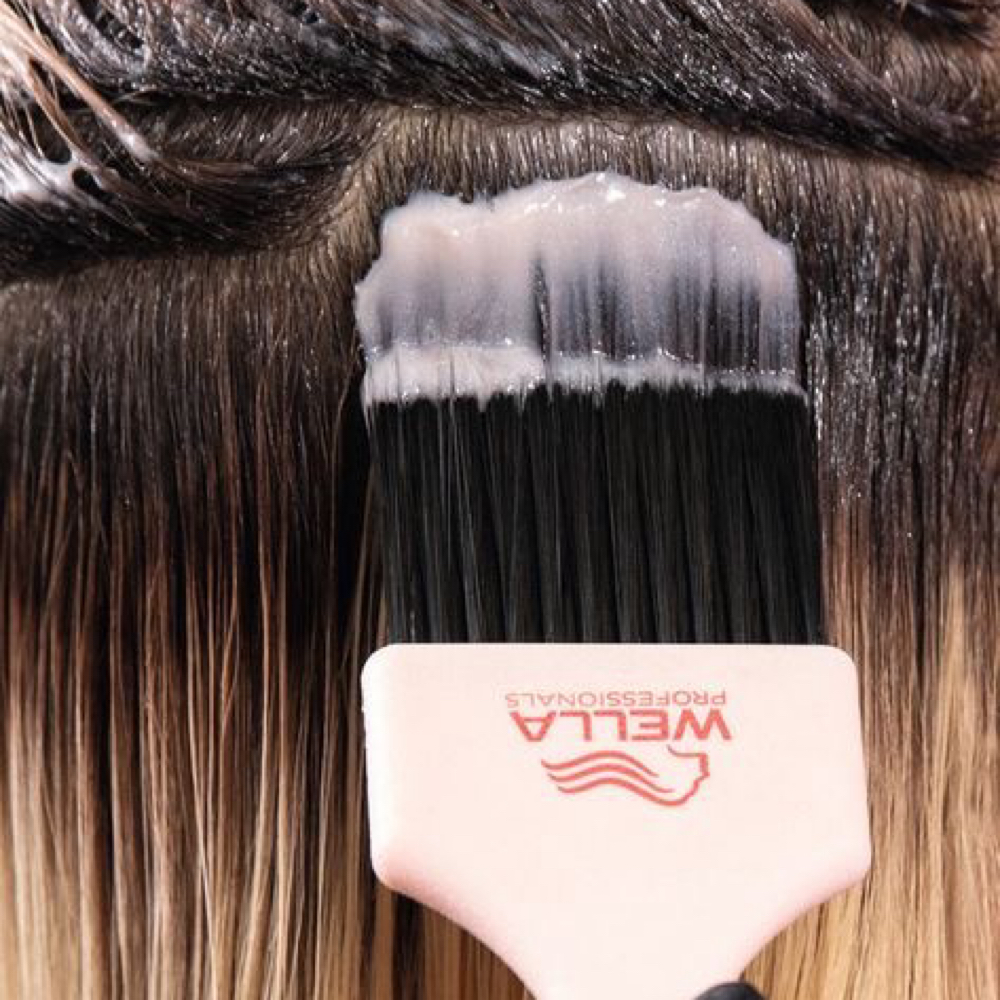 Retouching Hair at Luna Barber & Beauty Studio in Los Ángeles, CA