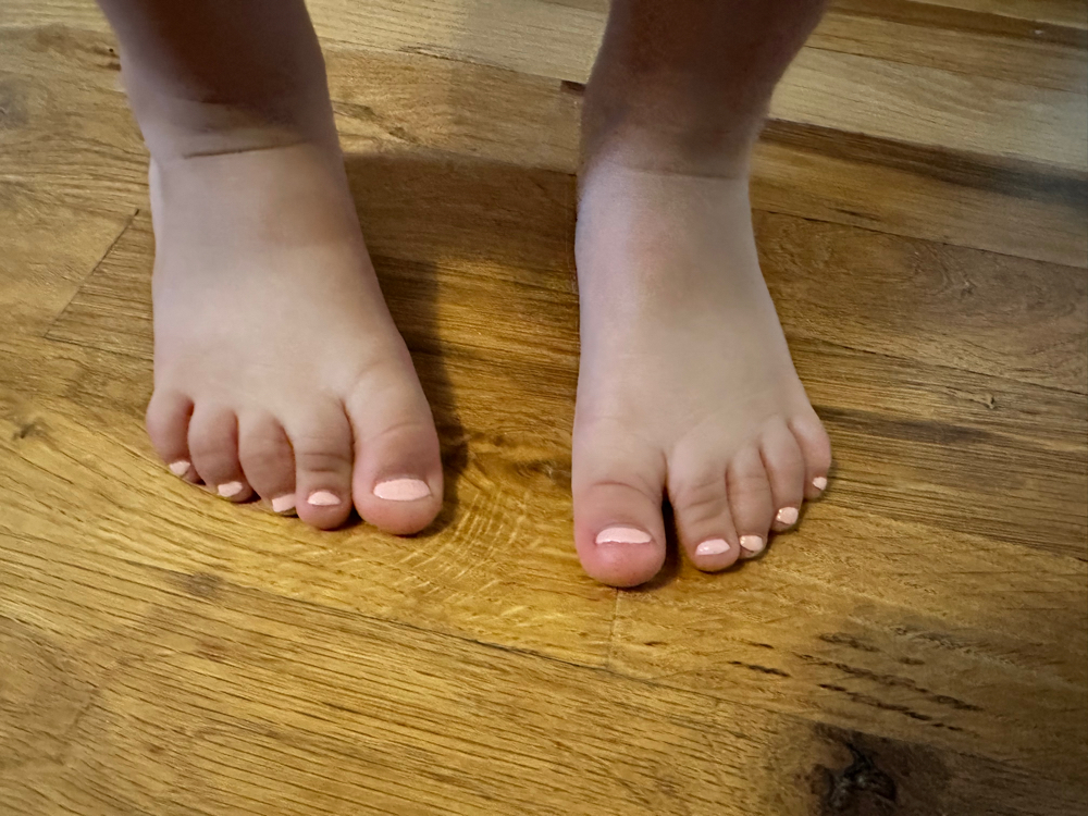 Children Toenail Polishing