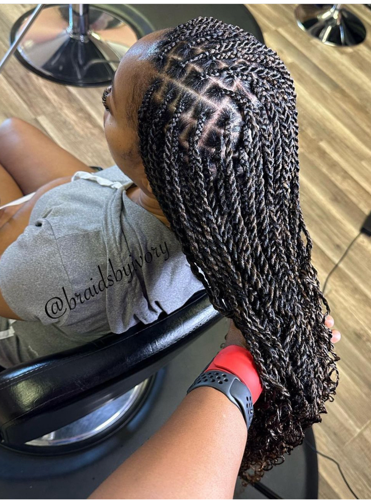 Medium knotless twists(waist-length