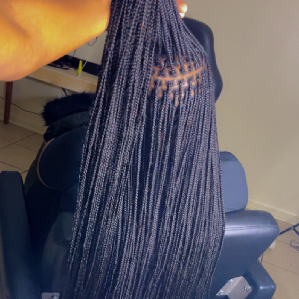 Small Knotless Braids at E-Money Braidz in Memphis, TN