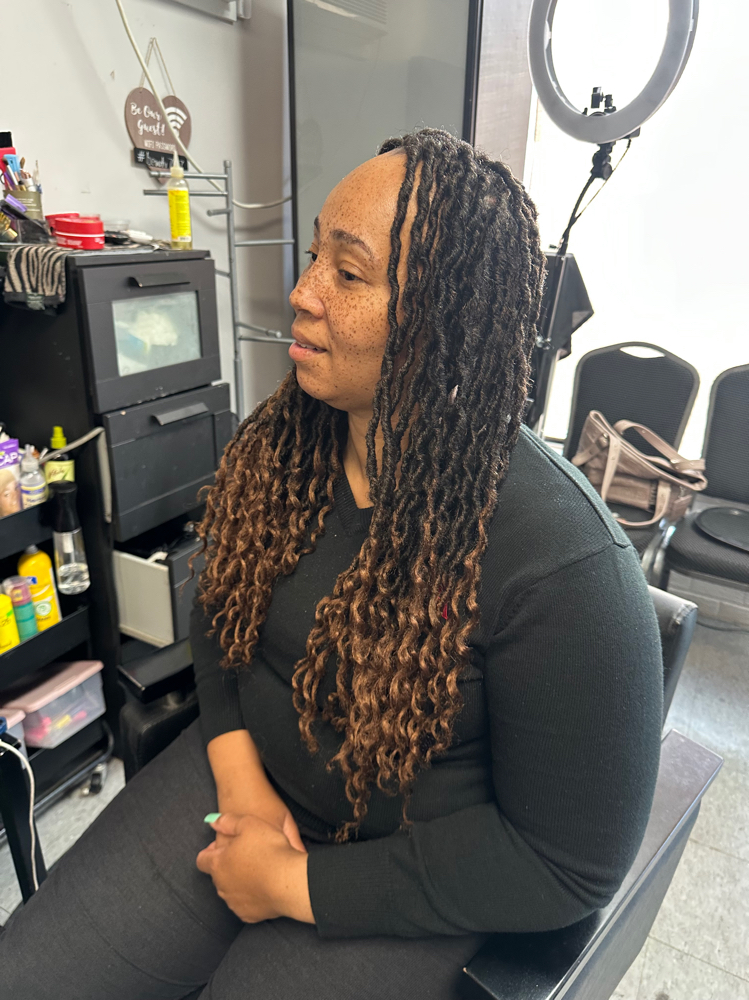 Crochets at Hallways To Beauty in Villapark IL, IL