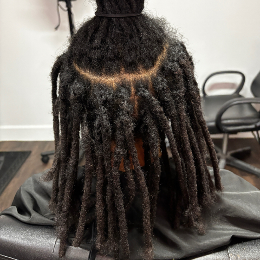 Starter Loc Extensions at Loc’d by Kiona in Houston, TX