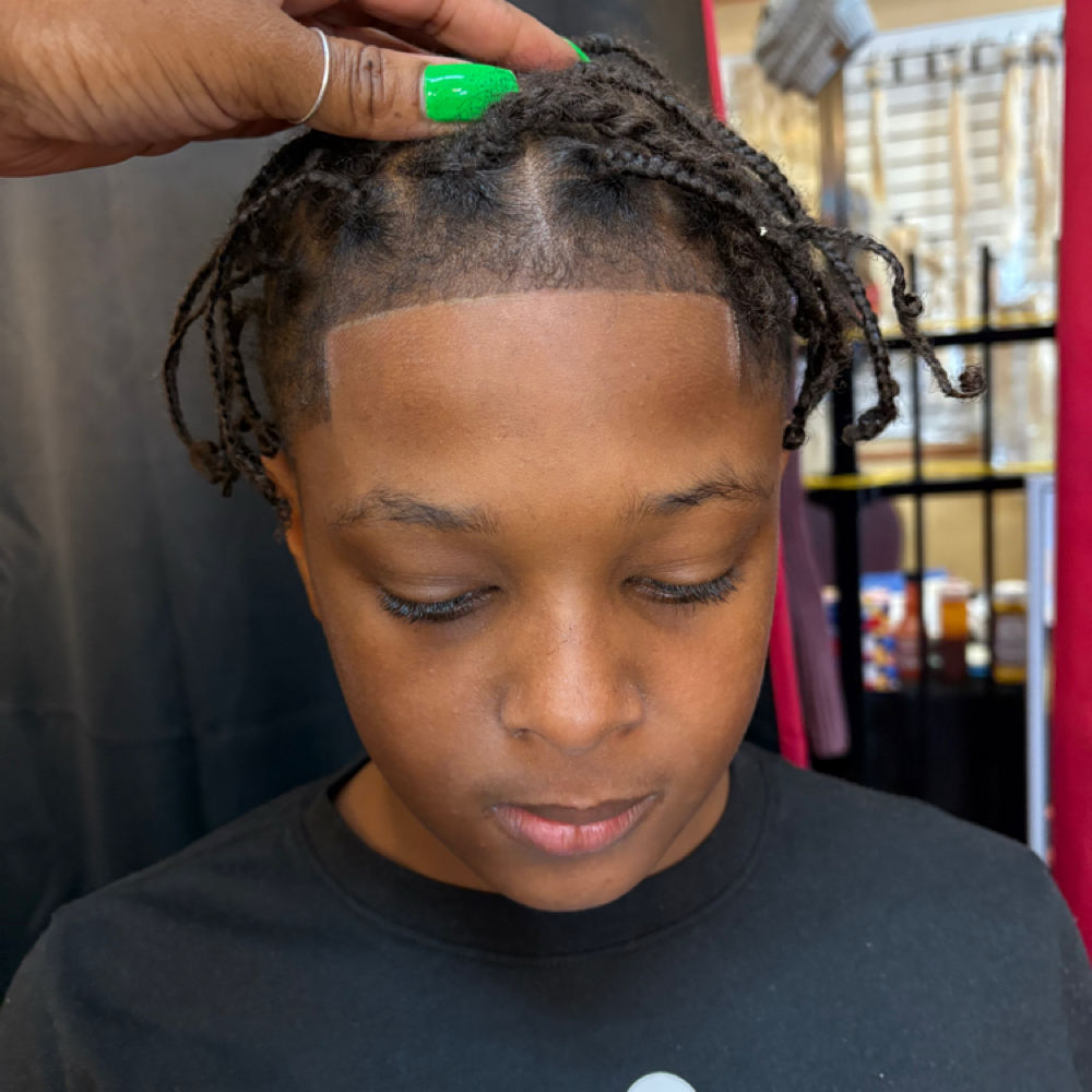 Neckline/hairline Cleanup at Smiley tha Female Barber in Cincinnati, OH