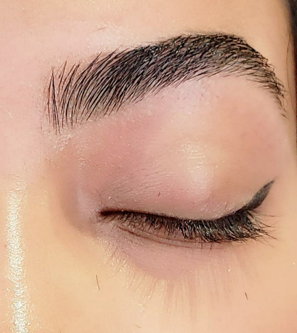 Eyebrow shaping (wax & tweeze)