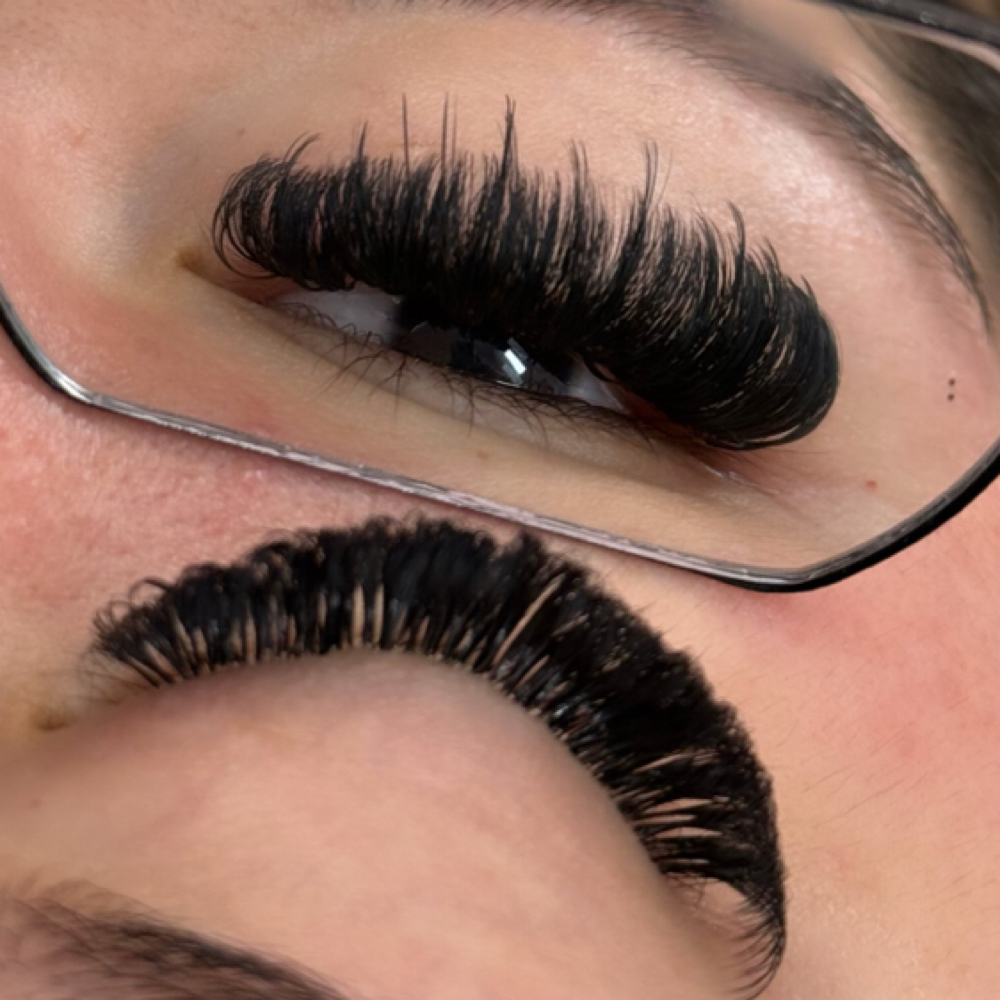 Wispy Full Set (hybrid,volume,mega) at LesLash & Aesthetics in Brighton Co, CO