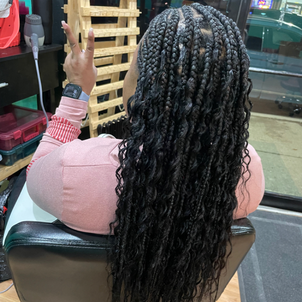 🚨Medium Knotless SPECIAL🚨‼️ at Private Paradise House of Braids & Esthetics in Pittsburgh, PA