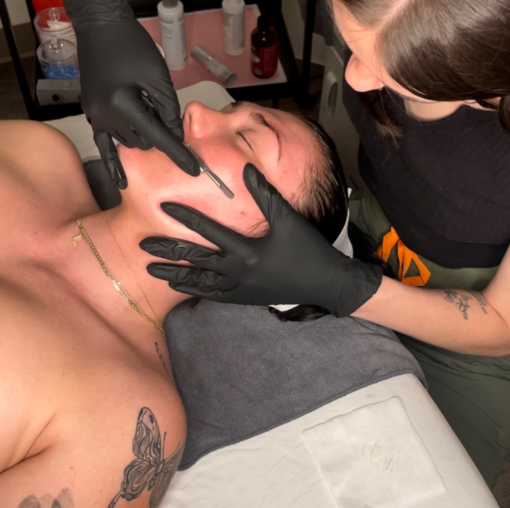 Kum & Glow Dermaplane