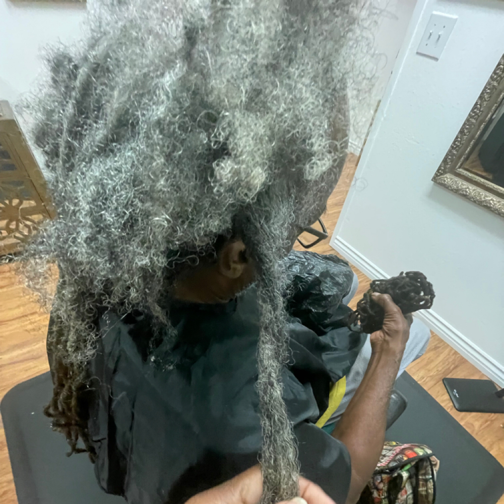 Detangling at Eva the Style Diva in Moreno Valley, CA