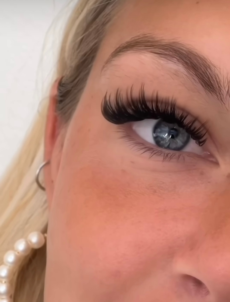 WISPY LASH EXTENSIONS w/ Hien