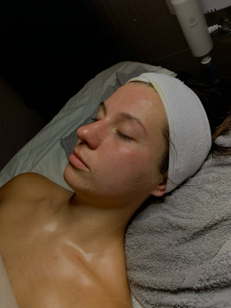 THE SIGNATURE GLOW FACIAL